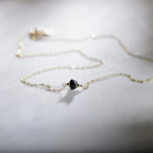 Naszyjnik z surowym czarnym diamentem