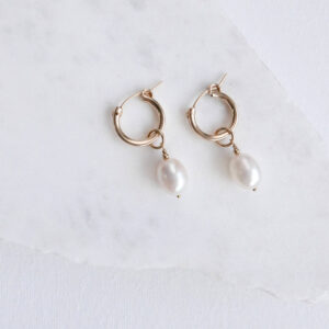 Złote kolczyki koła z perłą