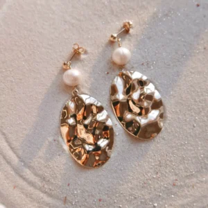 Długie złote kolczyki z blaszką i perłą