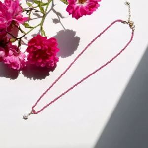 Krótki naszyjnik rubin różowy z zawieszką z perłą