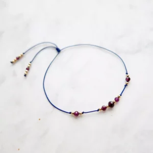 Bransoletka na sznurku z granatem MOYA