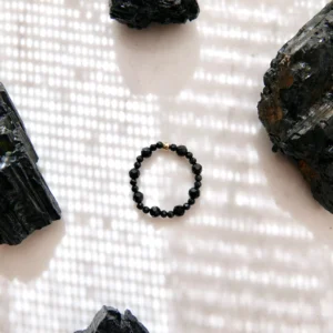 Pierścionek elastyczny z czarnym turmalinem
