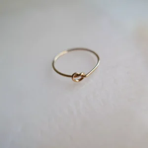 Pierścionek gold slim supełek