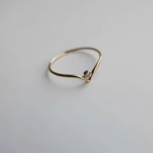 Pierścionek gold slim chevron i biała cyrkonia