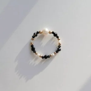 Pierścionek elastyczny gold beti czarny spinel i duża perła