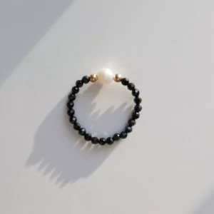 Pierścionek elastyczny gold czarny spinel i duża perła