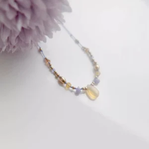 Naszyjnik z opalem na nici jedwabnej unikat no. 530