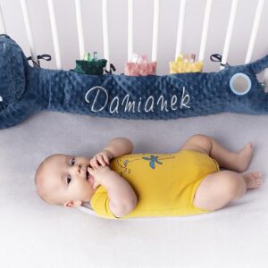 Mom’s Care, Sensoryczny Jamnik Niebieski z imieniem dziecka – ochraniacz do łóżeczka, osłonka, kokon, gniazdo niemowlęce, wałek do karmienia