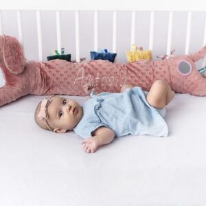 Mom’s Care, Sensoryczny Jamnik Różowy z imieniem dziecka – ochraniacz do łóżeczka, osłonka, kokon, gniazdo niemowlęce, wałek do karmienia