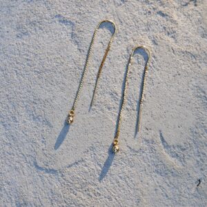 Długie złote kolczyki z łańcuszkiem i kuleczką